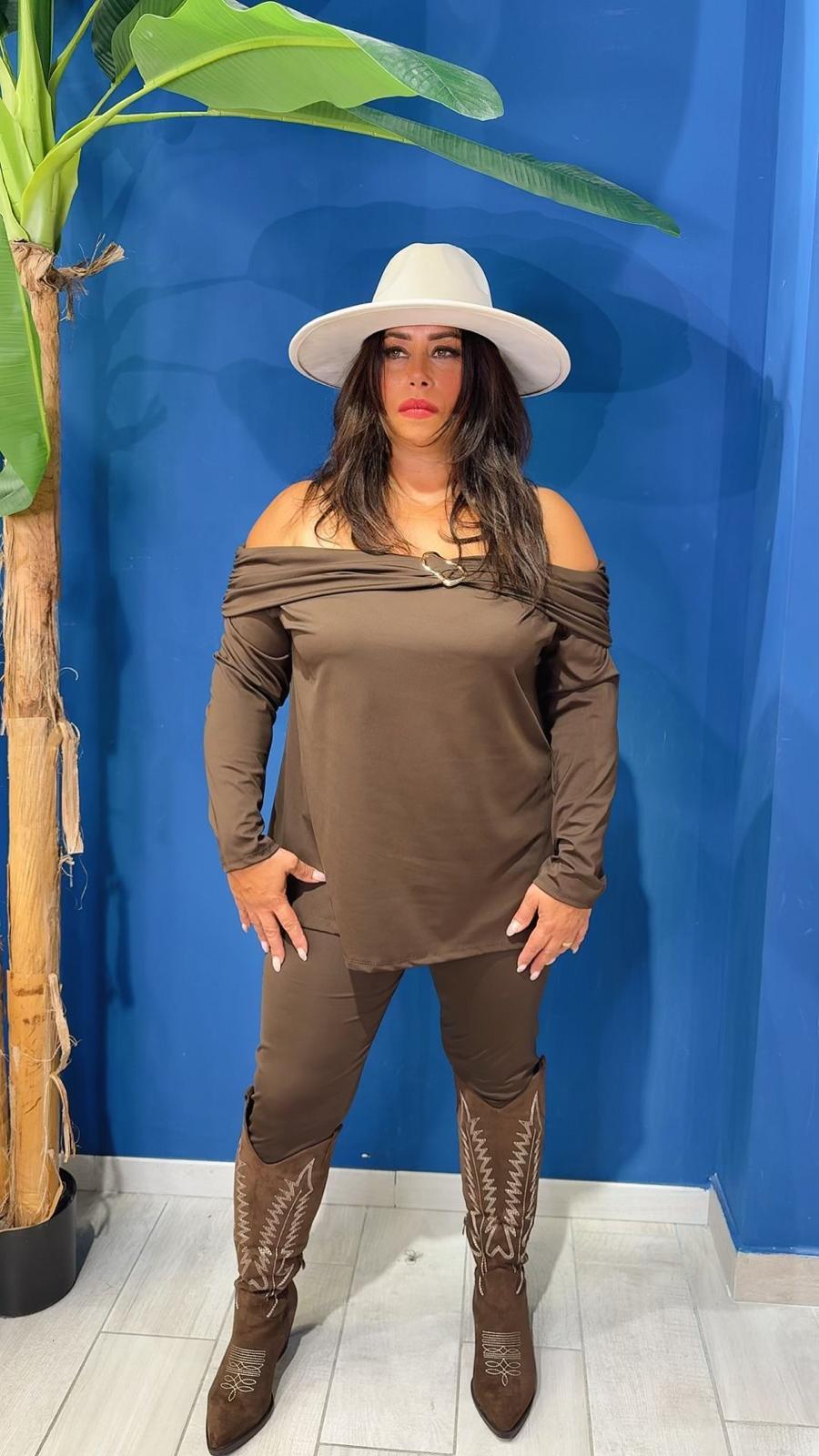 MAGLIA SCOLLO A BARCA CON DETTAGLIO ORO CURVY