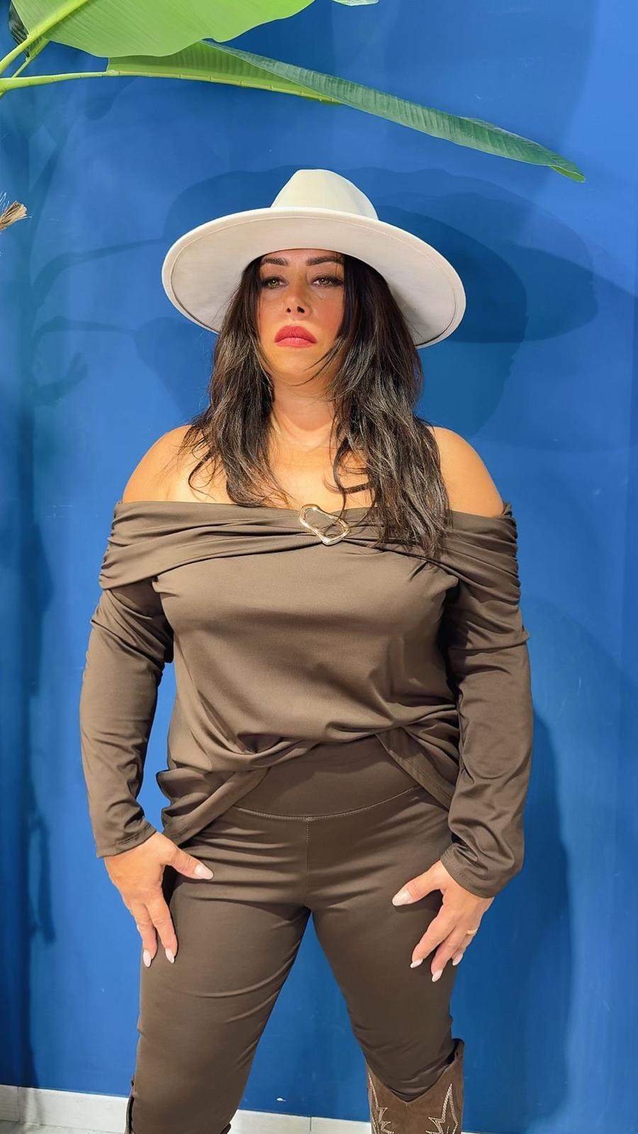 MAGLIA SCOLLO A BARCA CON DETTAGLIO ORO CURVY
