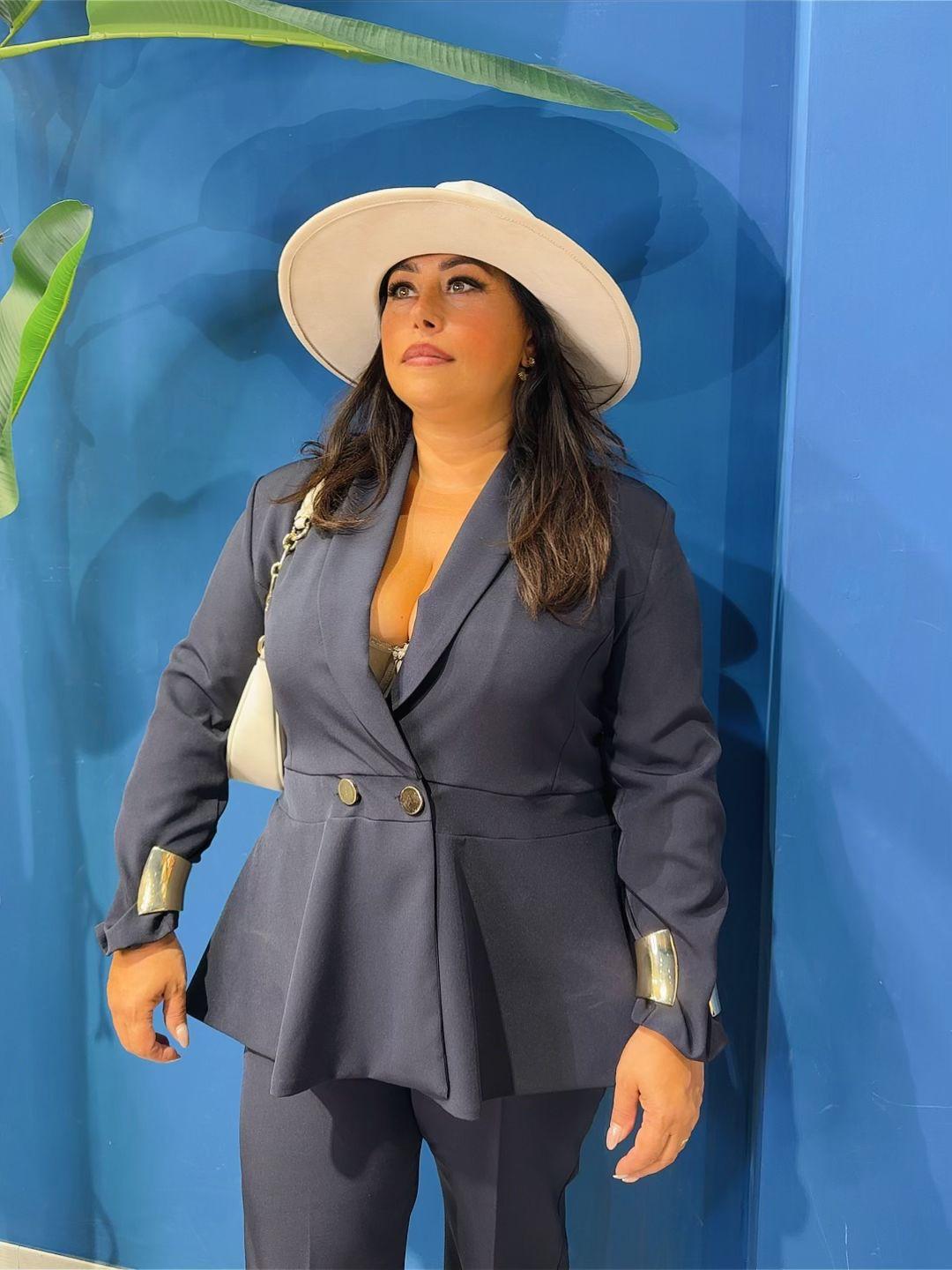 TAILLEUR CON BOTTONI IN ORO CURVY