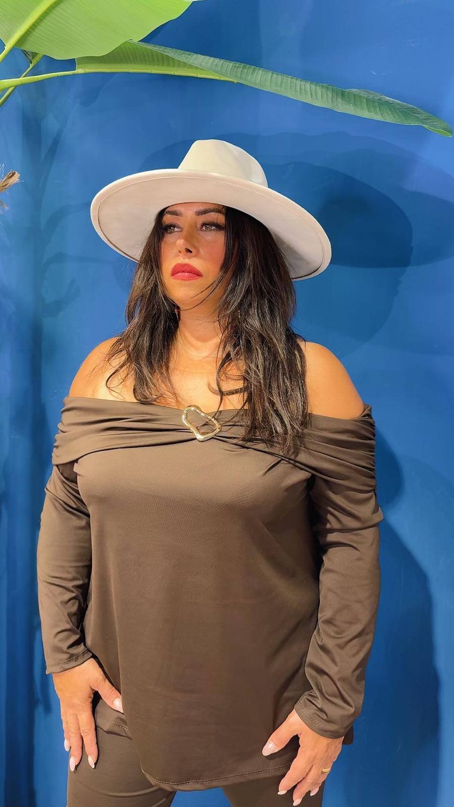 MAGLIA SCOLLO A BARCA CON DETTAGLIO ORO CURVY